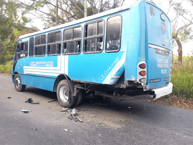 Cuantiosos daños materiales tras choque entre coche y autobús en Alvarado