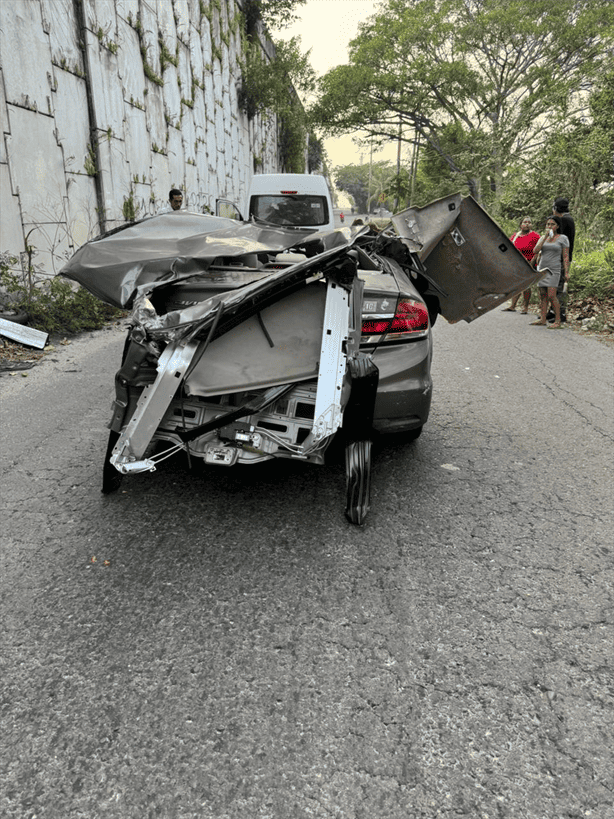 Cuantiosos daños materiales tras choque entre coche y autobús en Alvarado