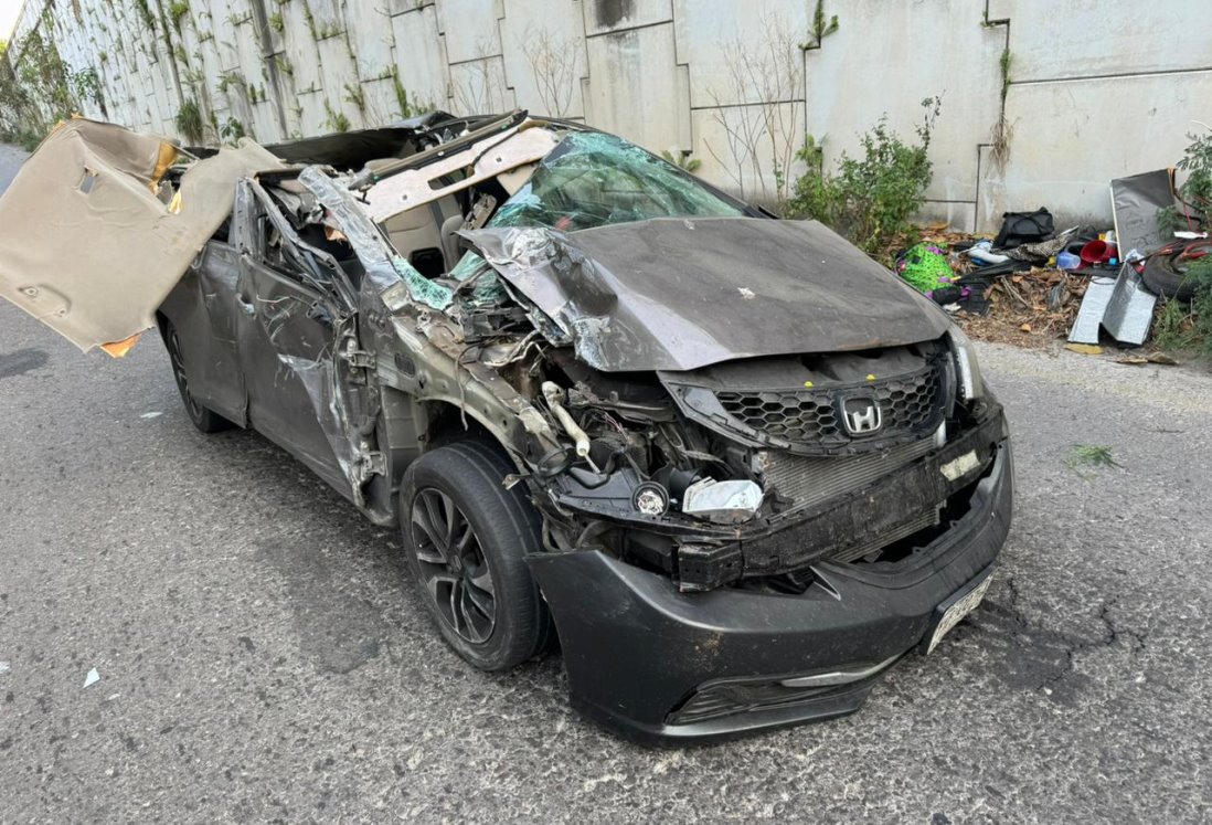 Cuantiosos daños materiales tras choque entre coche y autobús en Alvarado