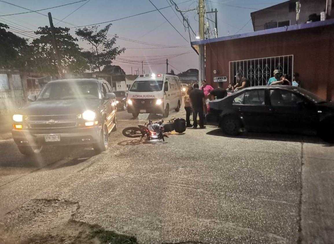 Choque de camioneta y motociclista deja un lesionado y daños materiales