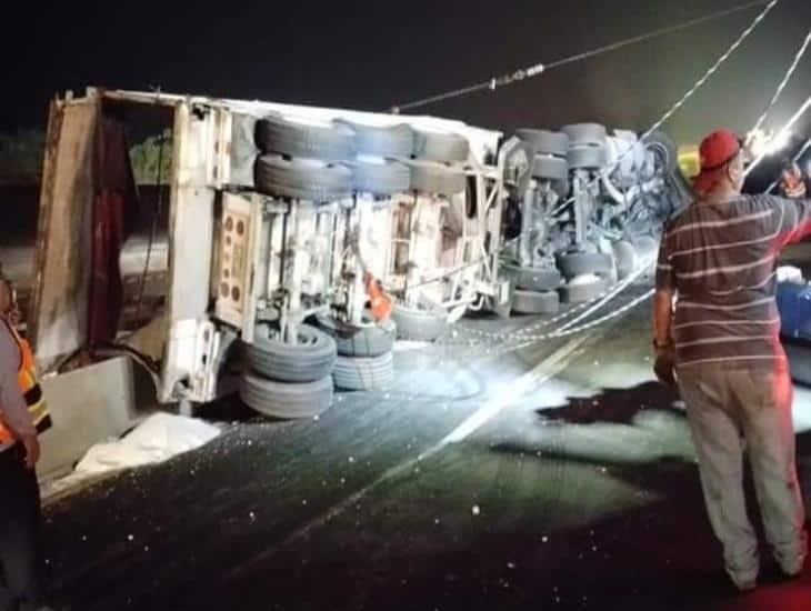 Tráiler se vuelca en la autopista Veracruz - Cardel