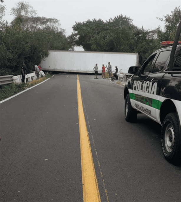 Tras accidente tráiler provoca cierre de carretera en Nautla-Vega de Alatorre