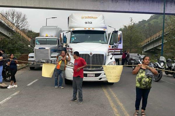 Pobladores de Coatepec bloquean libramiento por escasez de agua