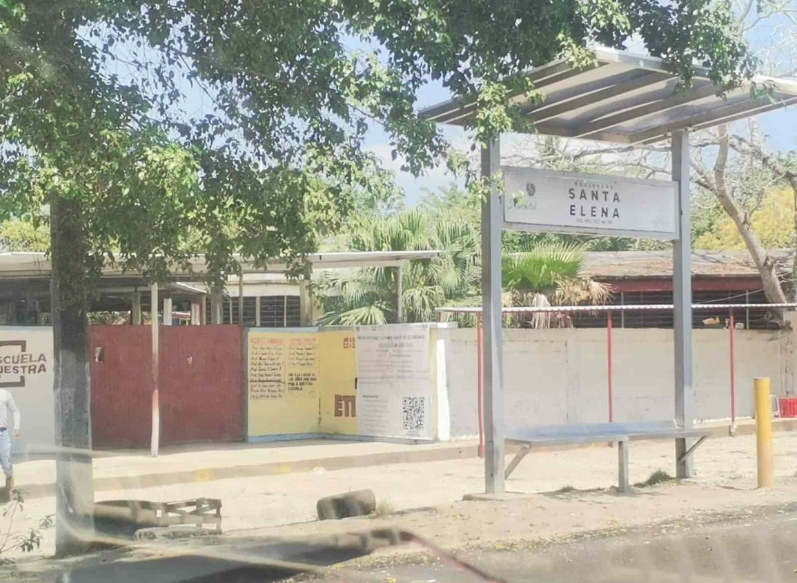 Secundaria técnica 118 sin luz; alumnos sufren las altas temperaturas en Nanchital