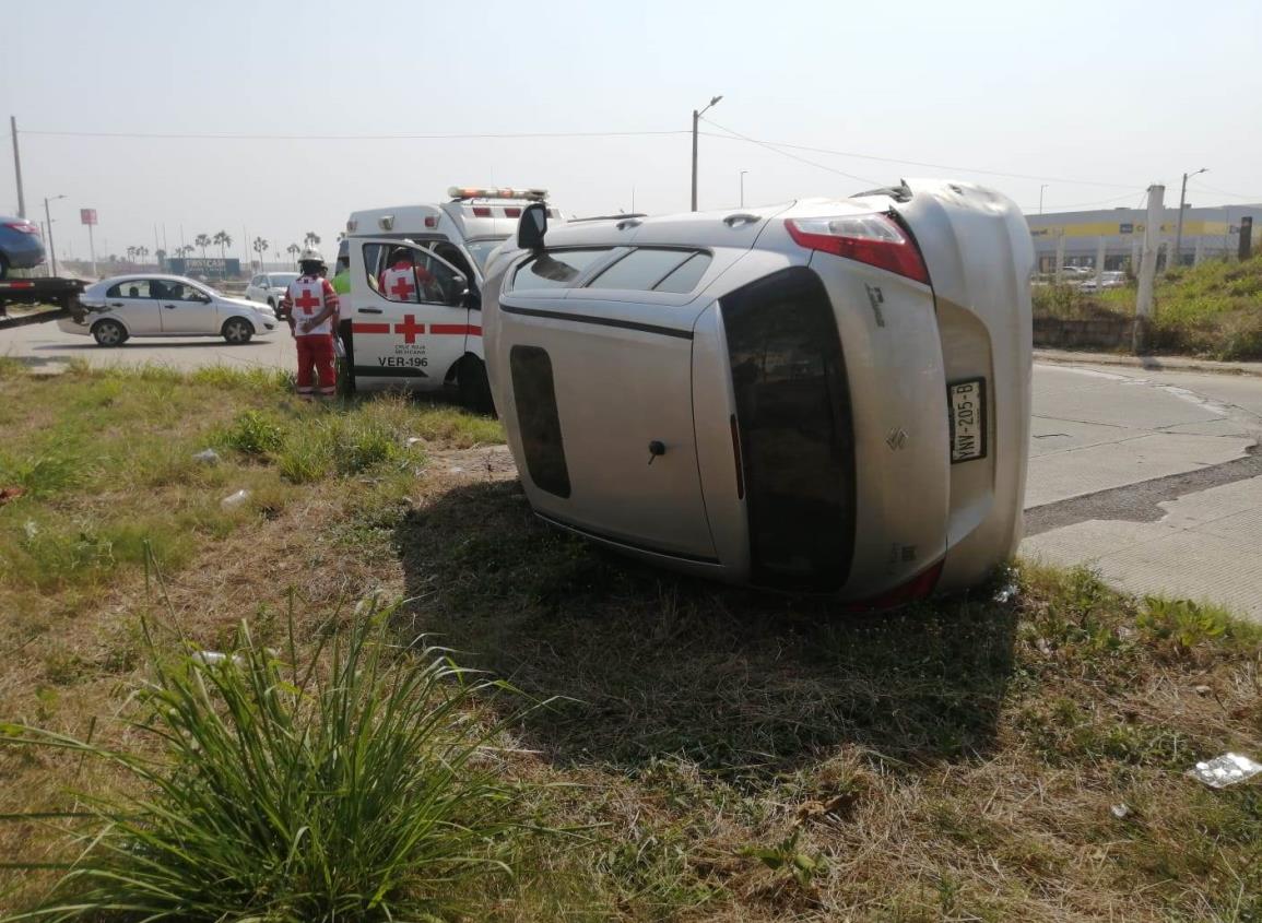 Vehículo choca y termina volcado en Puerto Esmeralda | VIDEO