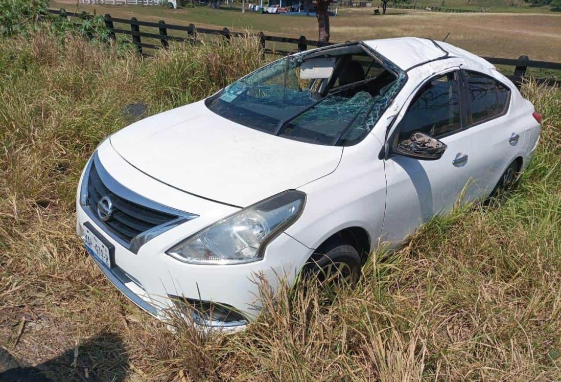 Auto da volteretas y termina fuera de la carretera, en Veracruz