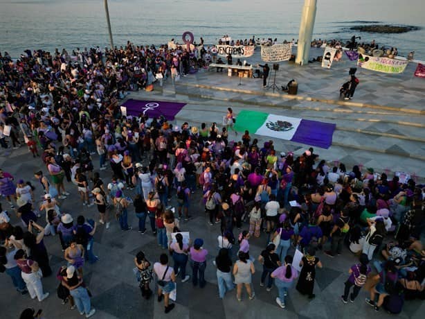 Marchan en Veracruz en conmemoración del Día Internacional de la Mujer | VIDEO