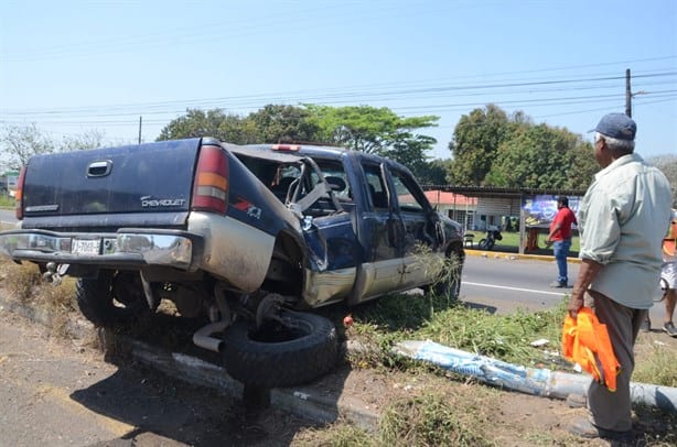 Camioneta vuelca sobre carretera Boca del Río – Paso del Toro