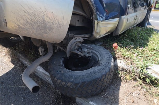 Camioneta vuelca sobre carretera Boca del Río – Paso del Toro