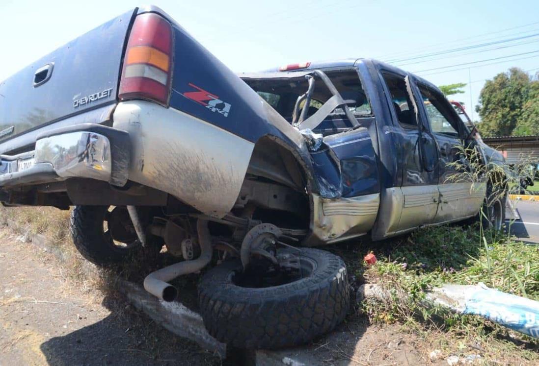 Camioneta vuelca sobre carretera Boca del Río – Paso del Toro