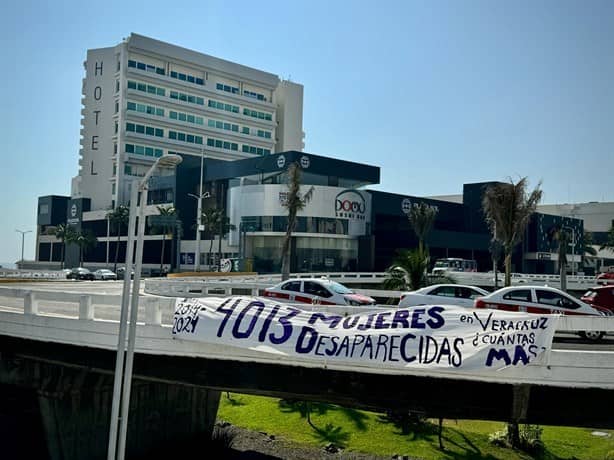 Cuelgan manta en protesta por mujeres desaparecidas en Veracruz | VIDEO