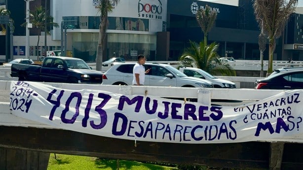 Cuelgan manta en protesta por mujeres desaparecidas en Veracruz | VIDEO