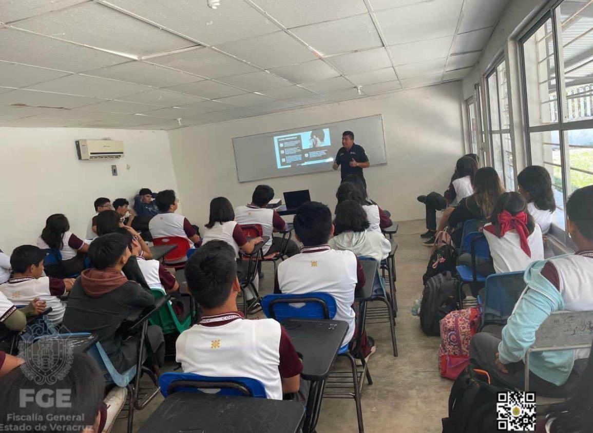 UECS imparte plática preventiva sobre delitos digitales en Cobaev de Chinameca