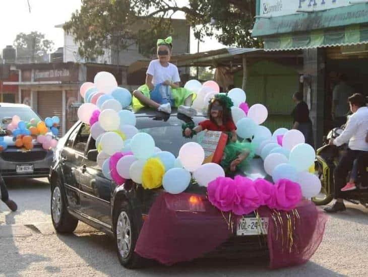 En villa Cuichapa, padres de familia y estudiantes se preparan para el desfile de primavera