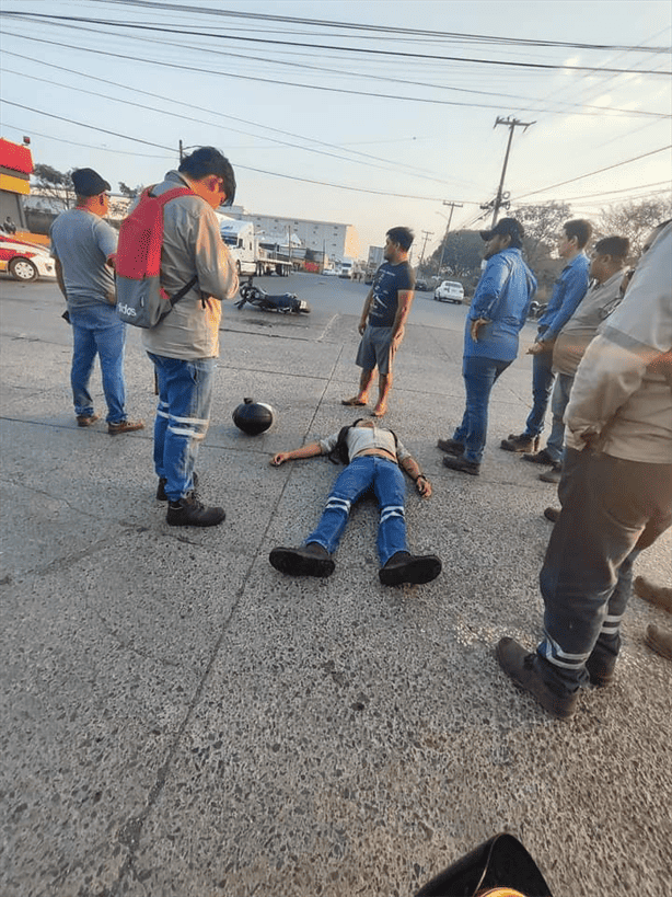 Motociclista lesionado tras ser impactado por auto en la Ciudad Industrial, Veracruz