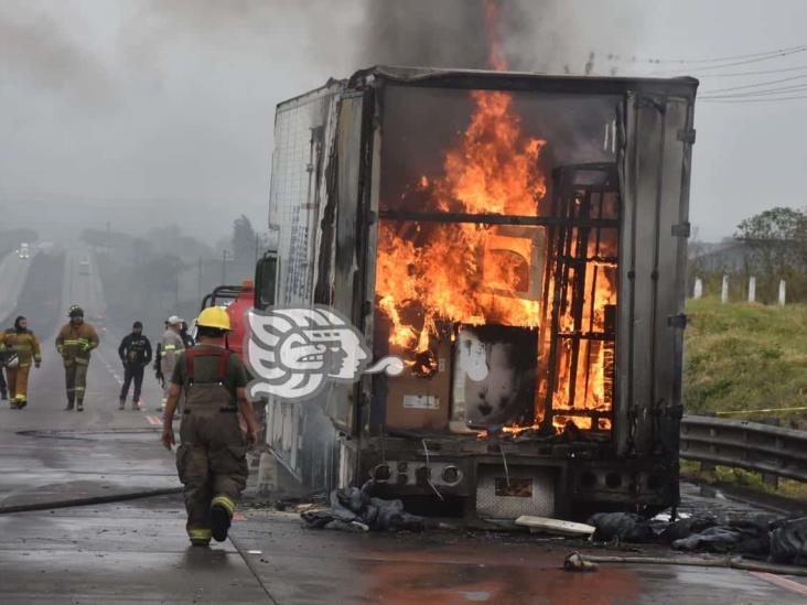 Incendio arrasa con camión de mudanzas en la autopista Orizaba-Córdoba (+Video)