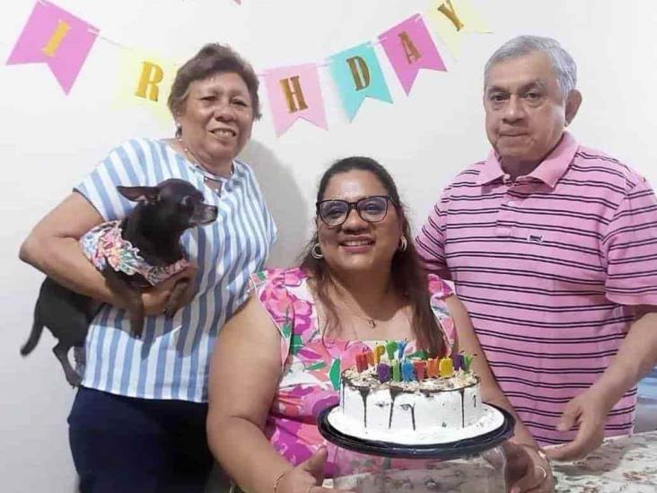 Nallely Oliveros es festejada por su cumpleaños