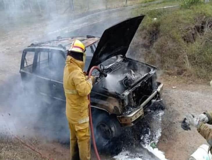 Camioneta se incendia en Alvarado