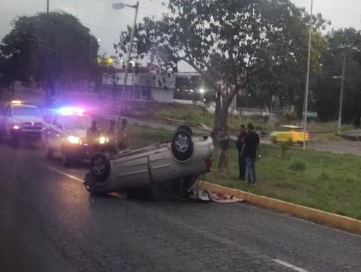 Automóvil se accidenta y termina llantas arriba en Veracruz