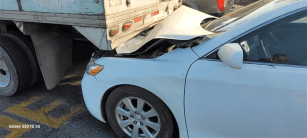 Choque por alcance entre automóvil y camioneta en carretera federal 145