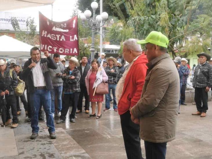 Pobladores de Zongolica piden a candidatos becas, agua y mejores caminos