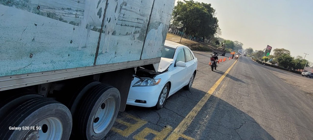 Choque por alcance entre automóvil y camioneta en carretera federal 145