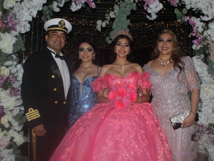 Giselle Mora Flores vive mágicos momentos en su fiesta de XV años