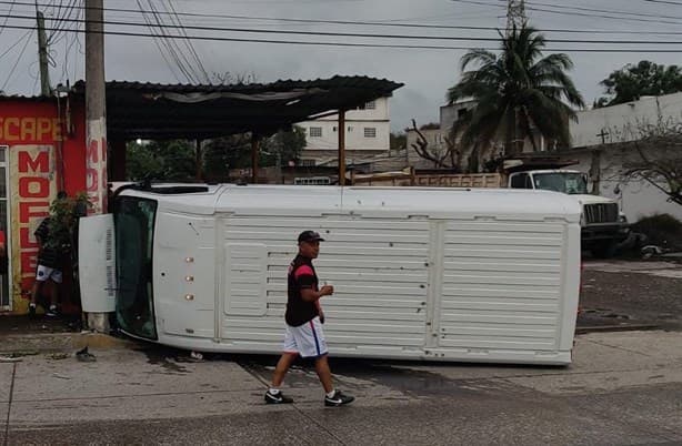 Camioneta vuelca en Veracruz y choca contra un poste