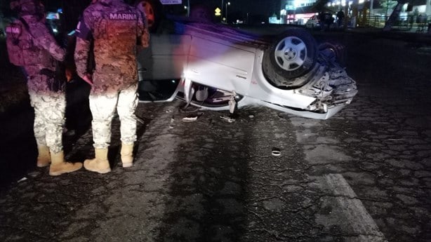 Automóvil se accidenta y termina llantas arriba en Veracruz