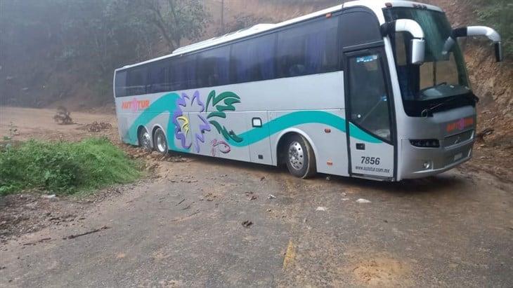 Autobús de turismo estuvo a punto de caer a un barranco en la carretera Orizaba-Zongolica