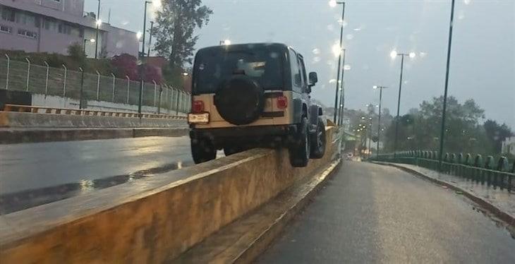 Conductor deja su Jeep sobre muro divisorio de Circuito Presidentes ¡Xalapa mágico! 