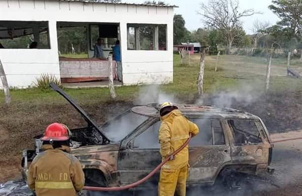 Camioneta se incendia en Alvarado