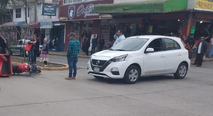 Choque entre auto y moto deja un lesionado, en Xalapa