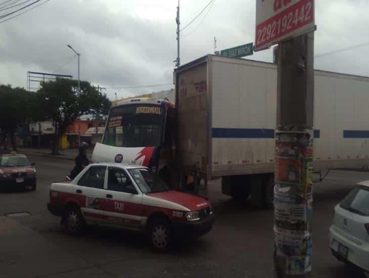 Camión urbano de Veracruz y un tráiler chocan cerca de plaza comercial