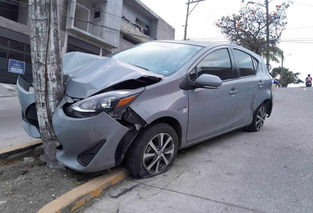 Se estrella contra poste en la colonia Adalberto Tejeda, en Boca del Río