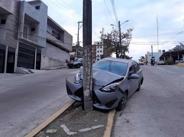 Se estrella contra poste en la colonia Adalberto Tejeda, en Boca del Río