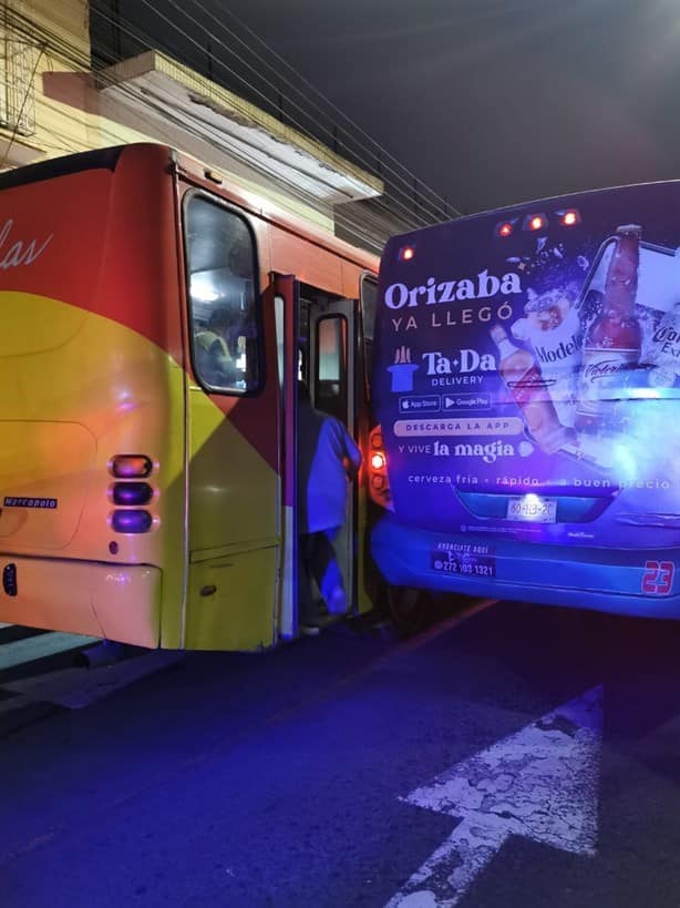 Choque entre autobuses de pasaje urbano desata caos vial en Centro de Orizaba