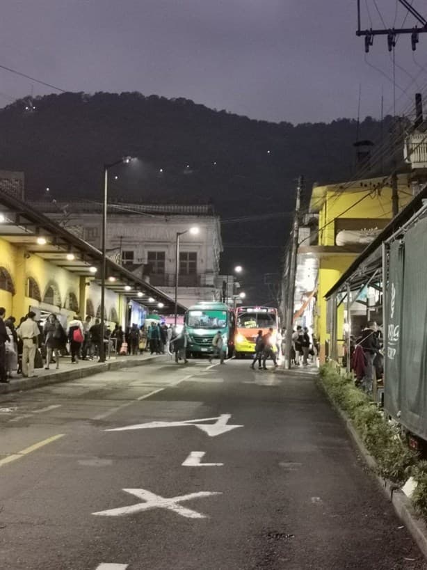 Choque entre autobuses de pasaje urbano desata caos vial en Centro de Orizaba