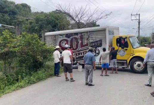 Camión quedó atravesado sobre avenida Miguel Hidalgo de Misantla