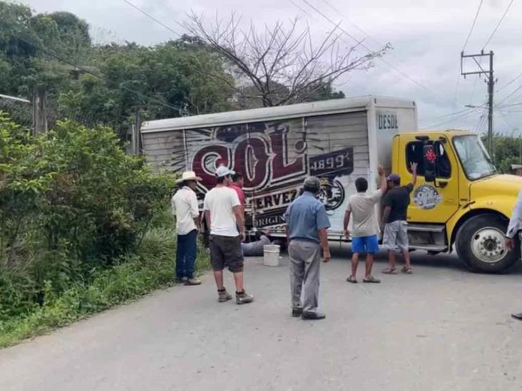 Camión quedó atravesado sobre avenida Miguel Hidalgo de Misantla