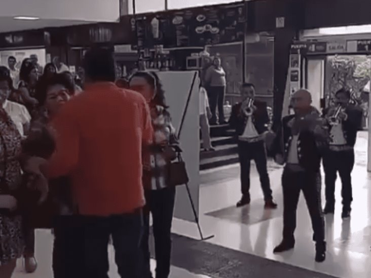 Eleazar Guerrero lleva mariachi para marcharse de las oficinas de la SEFIPLAN (+Video)