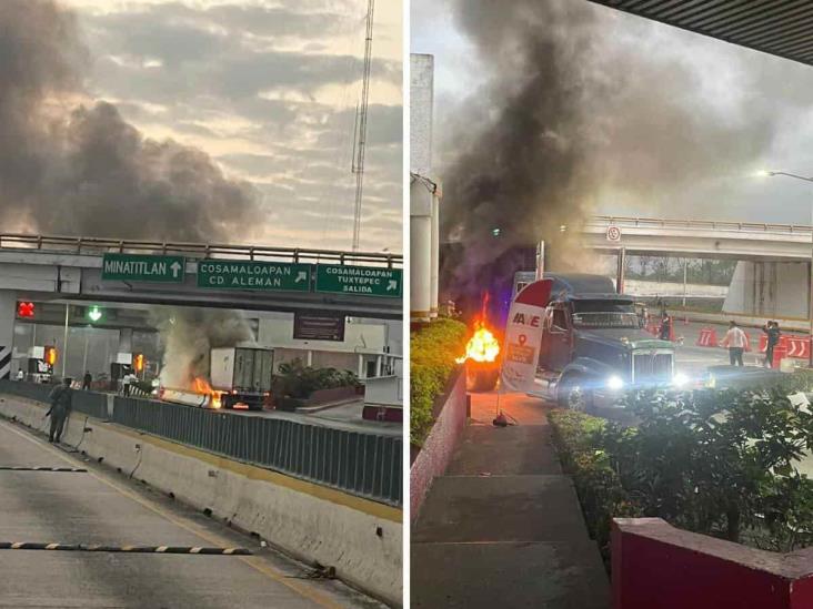 Se incendia tráiler en la caseta de Cosamaloapan