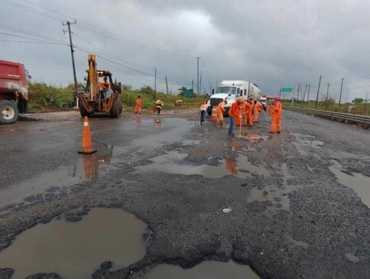 Inician trabajos de bacheo en carretera Coatzacoalcos- Villahermosa; ¿de cuánto es la inversión?