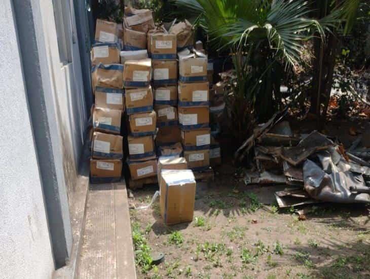 Abandonan decenas de cajas con medicamentos en patio del hospital general de Veracruz