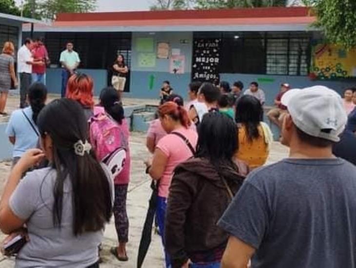 Padres de familia se manifiestan en telesecundaria de Cosoleacaque, esto es lo que exigen