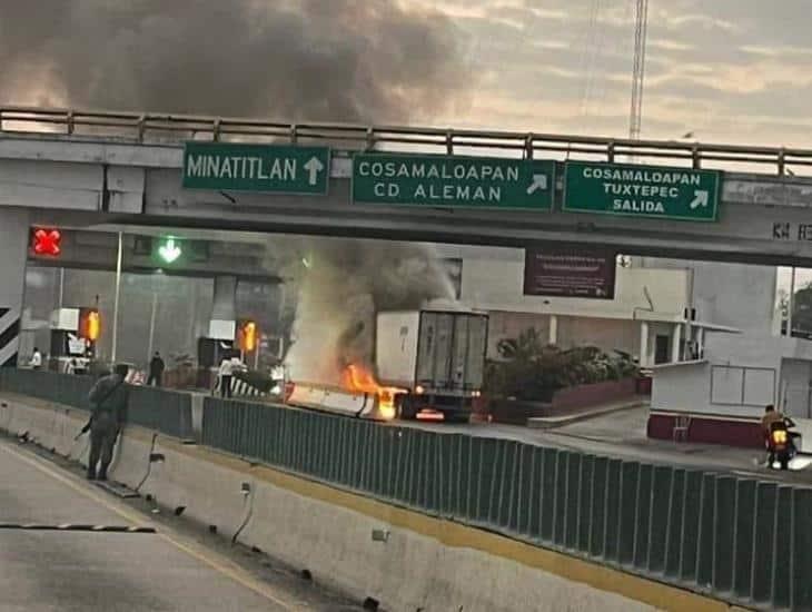 Se incendia tráiler en la caseta de Cosamaloapan; generó caos vial