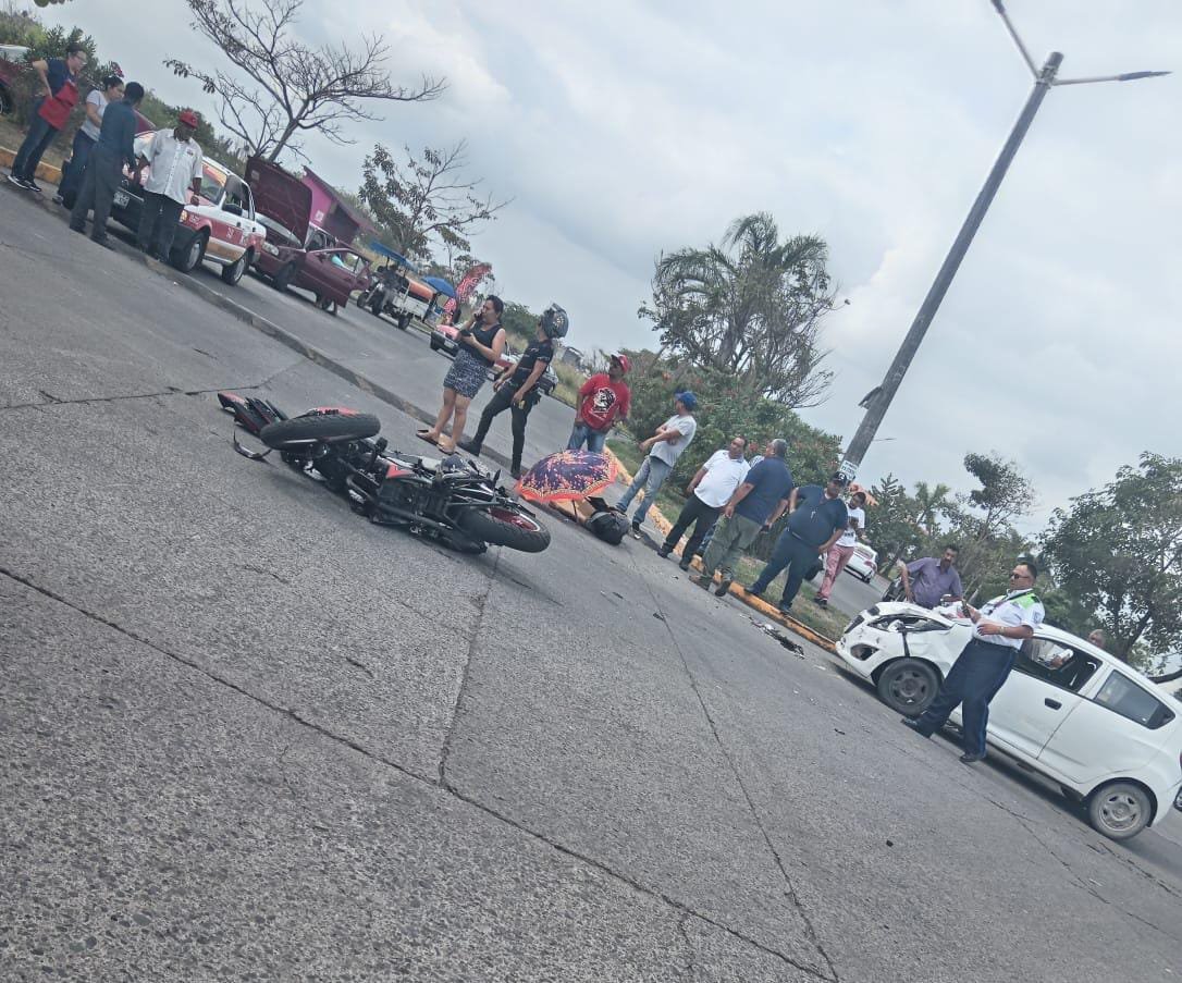 Fuerte choque entre moto y carro en Puente Moreno, Medellín