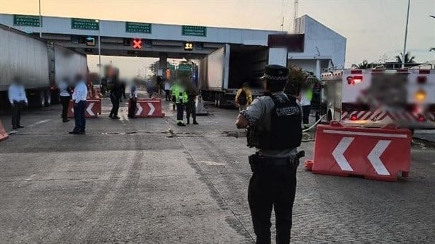 Se incendia tráiler en la caseta de Cosamaloapan; generó caos vial