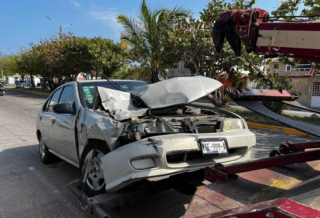 Auto se incrusta en la parte trasera de una camioneta, en Medellín