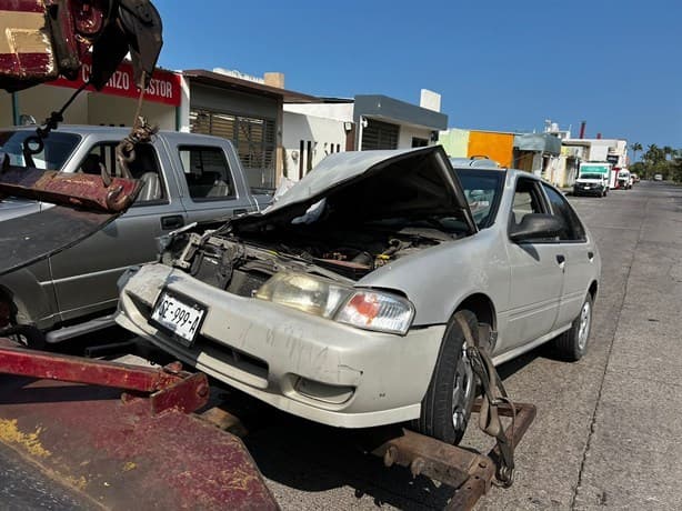 Auto se incrusta en la parte trasera de una camioneta, en Medellín